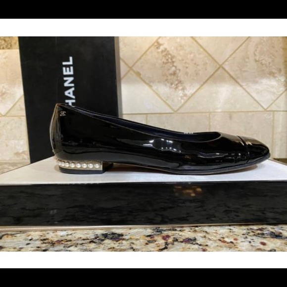 Chanel black Classic patent pearl flats - Picture 4 of 8